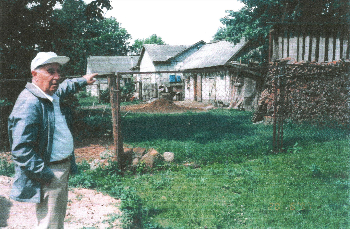 Shmuel Englander pointing out once-Jewish homes